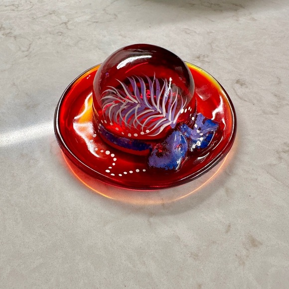 FENTON, HAND-PAINTED RED GLASS HAT WITH A PURPLE FEATHER & BOW. - Picture 2 of 15